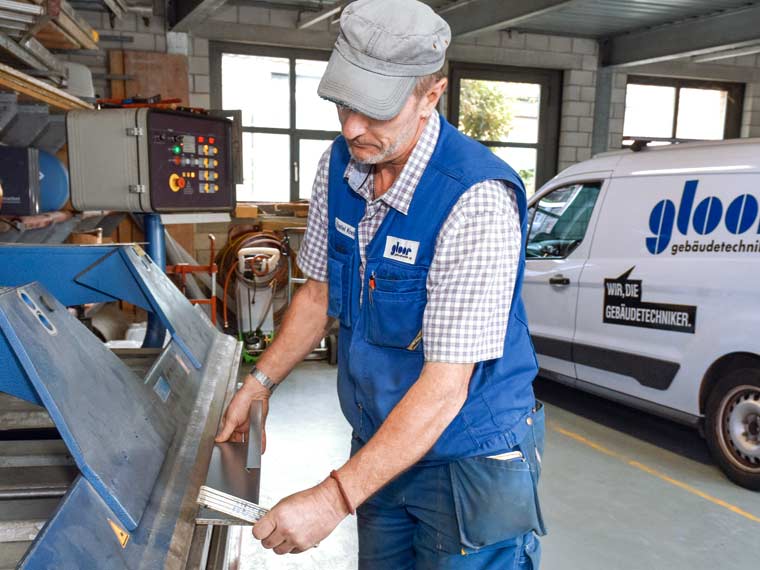 Gloor Gebäudetechnik – Blechbiegen – Spenglerei-Arbeit in der Firmen-Werkstatt