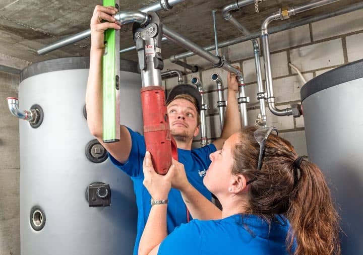 Heizungsintallation Warmwasserspeicher im Keller – Gloor Gebäudetechnik